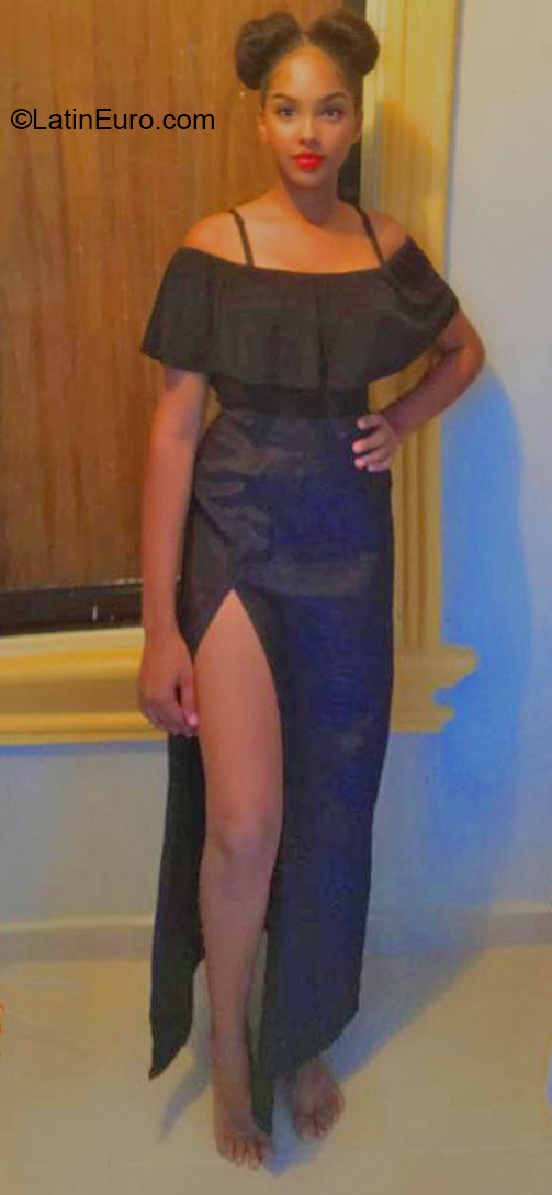 Date this sensual Dominican Republic girl Yulianny from Santo Domingo DO37398