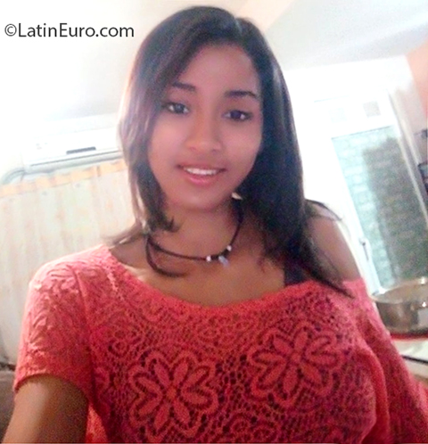 Date this attractive Dominican Republic girl Adriana from Caracas DO37591