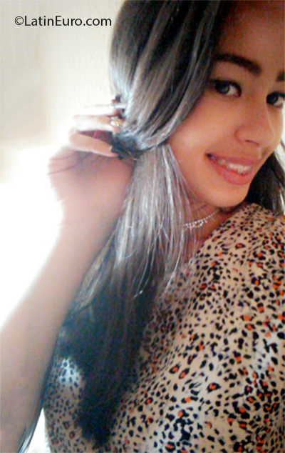 Date this nice looking Venezuela girl Susana from El Tigre VE3052