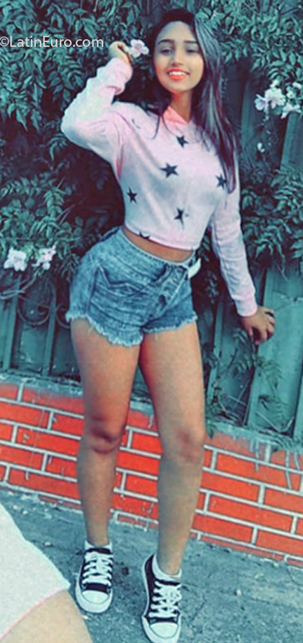 Date this foxy Venezuela girl Daniela from Caracas VE3094