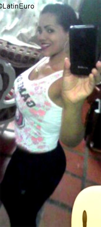 Date this nice looking Ecuador girl Carolina from Quito EC486