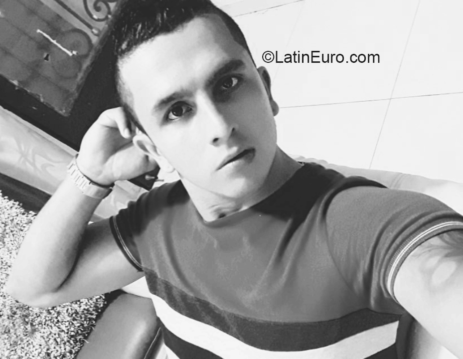Date this beautiful Colombia man Victor from Bucaramanga CO27322