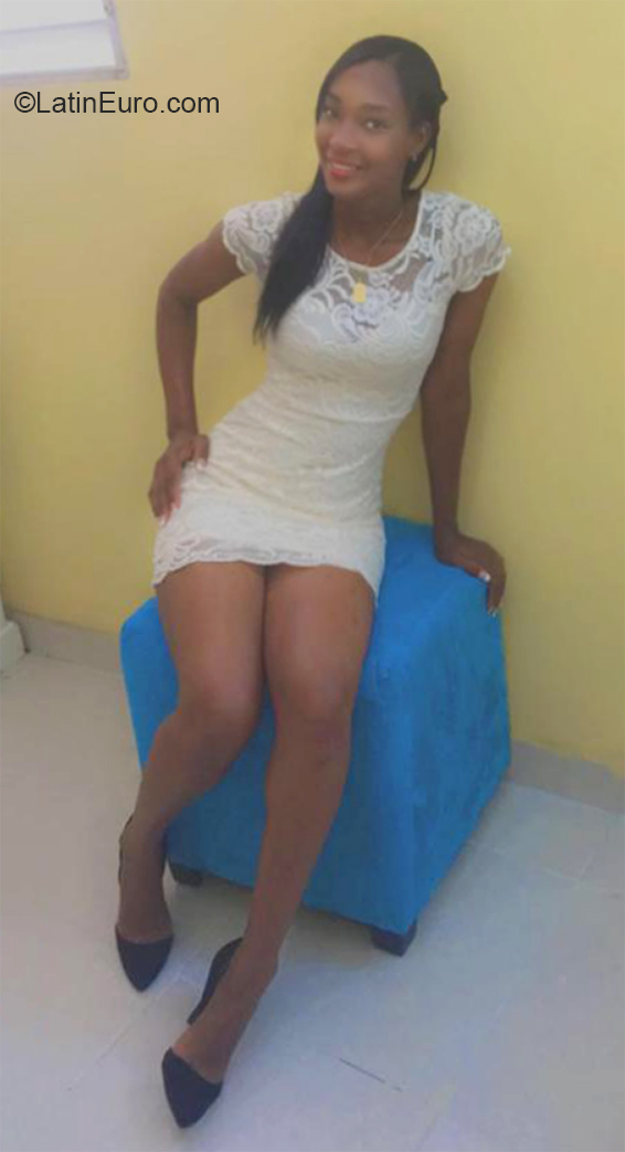 Date this tall Dominican Republic girl Logi from Santo Domingo DO38110