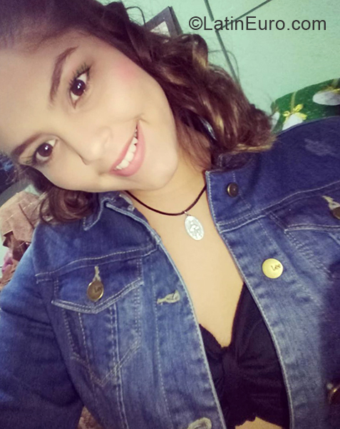Date this beautiful Ecuador girl Alejandra from Quito EC491
