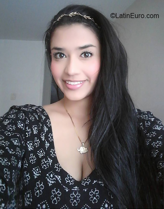 Date this lovely Colombia girl Alexandra from Bucaramanga CO27345