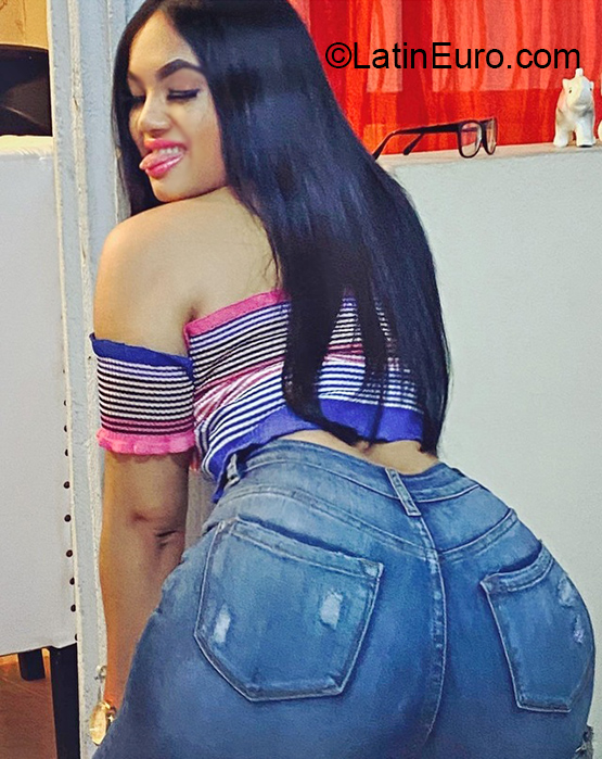 Date this tall Dominican Republic girl Thais from Santiago US20834