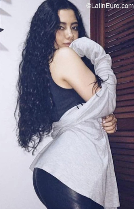 Date this nice looking Venezuela girl Verona from Caracas VE3337