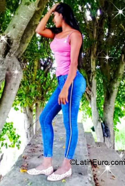 Date this voluptuous Peru girl Bidelitia from Huancayo PE1612