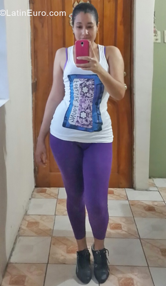 Date this sultry Ecuador girl Jessenia from Guayaquil EC569