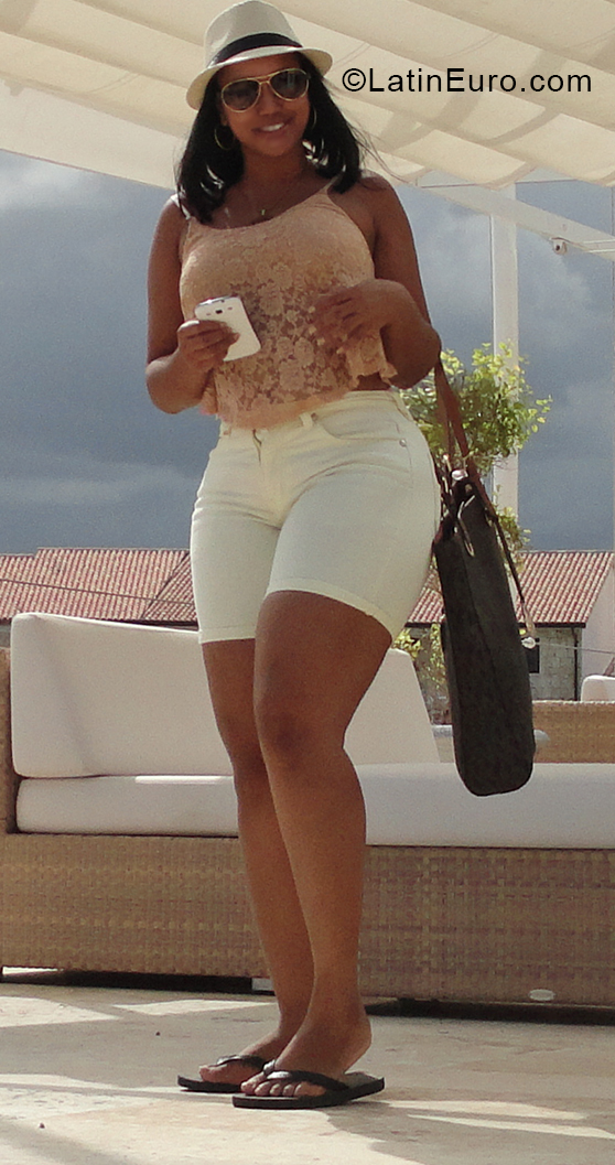 Date this delightful Dominican Republic girl Yen from Santo Domingo DO38573
