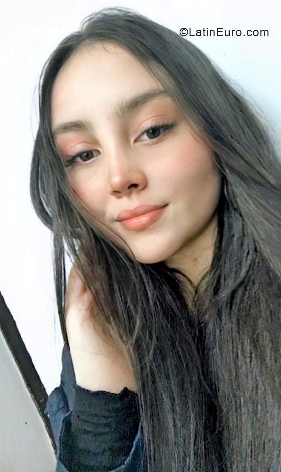 Date this tall Colombia girl Juli from Bogota CO29706