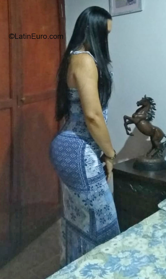 Date this attractive Colombia girl Viviana from Cali CO28576
