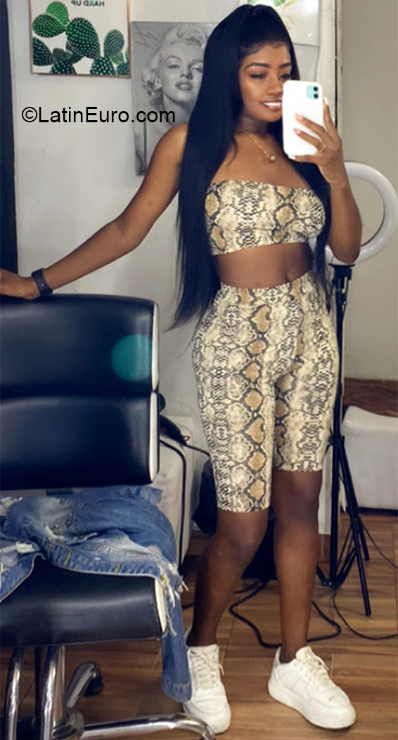 Date this foxy Colombia girl Jensi from Cali CO28593