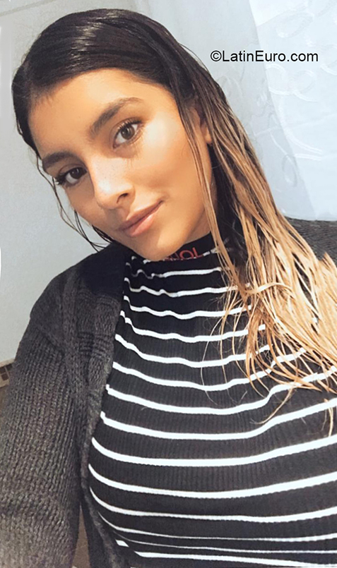 Date this good-looking Argentina girl Maria from Buenos Aires AR548