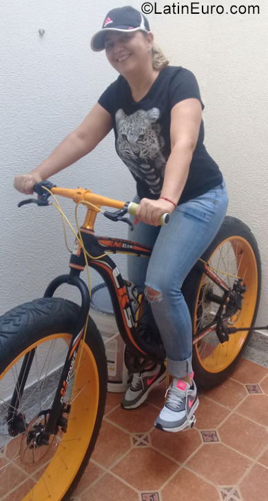 Date this hard body Colombia girl Maria from Pereira CO28752
