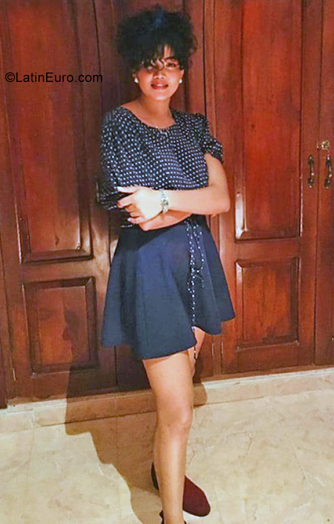 Date this exotic Dominican Republic girl Dania from Santo Domingo DO38907