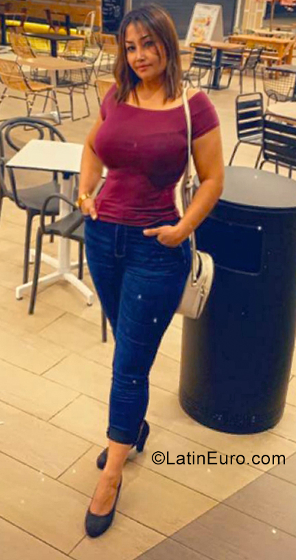 Date this attractive Spain girl Luz from Madrid ES576