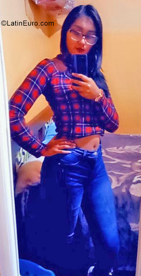 Date this hard body Ecuador girl Lizbeth from Quito EC683