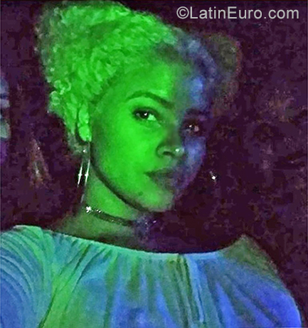 Date this lovely Brazil girl Debora from São Paulo BR11303