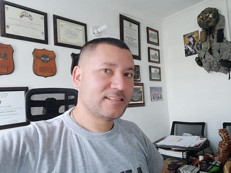 Date this charming United States man Bernal from Aspen UM80