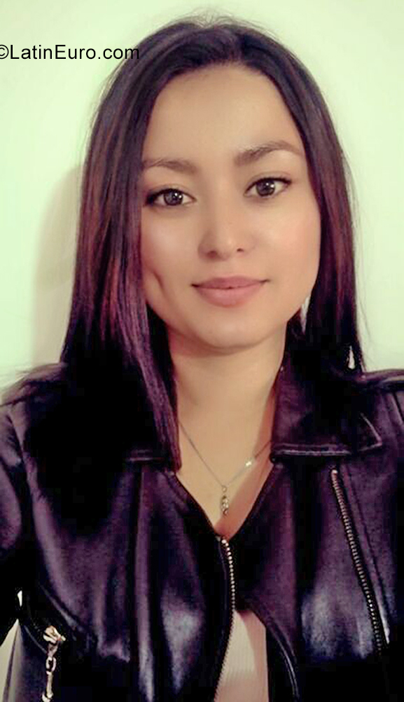 Date this attractive Colombia girl Erika from Bogotá CO29397