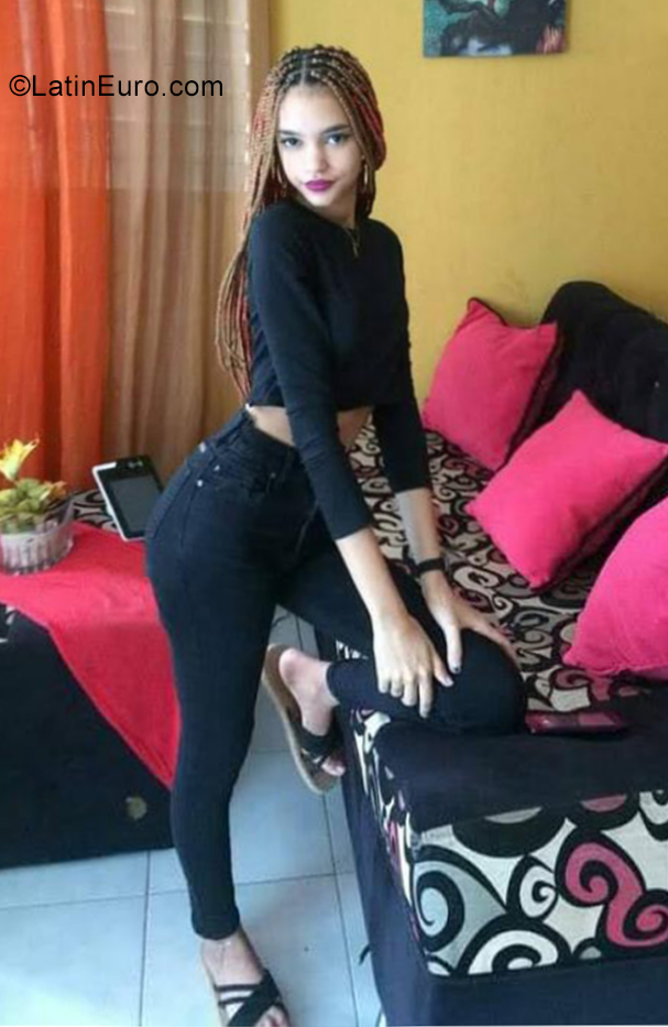 Date this foxy Dominican Republic girl Aivi from Santo Domingo DO39360