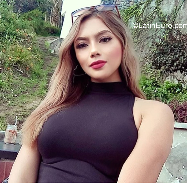 Date this sultry Ecuador girl Lucely from Quito EC904