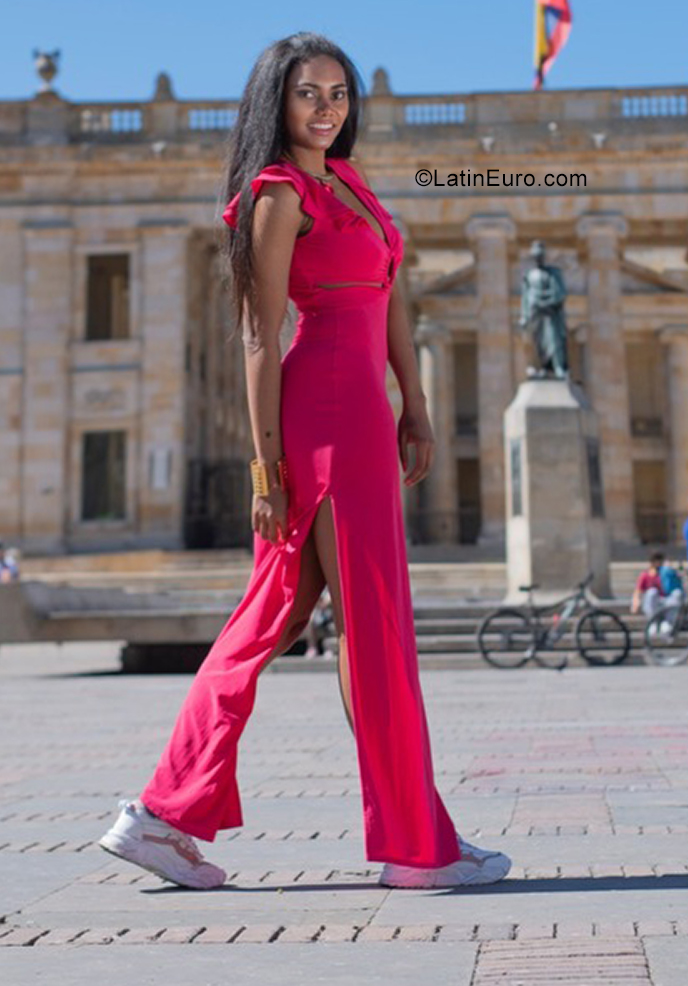 Date this sultry Colombia girl Hanna from Bogota CO29752