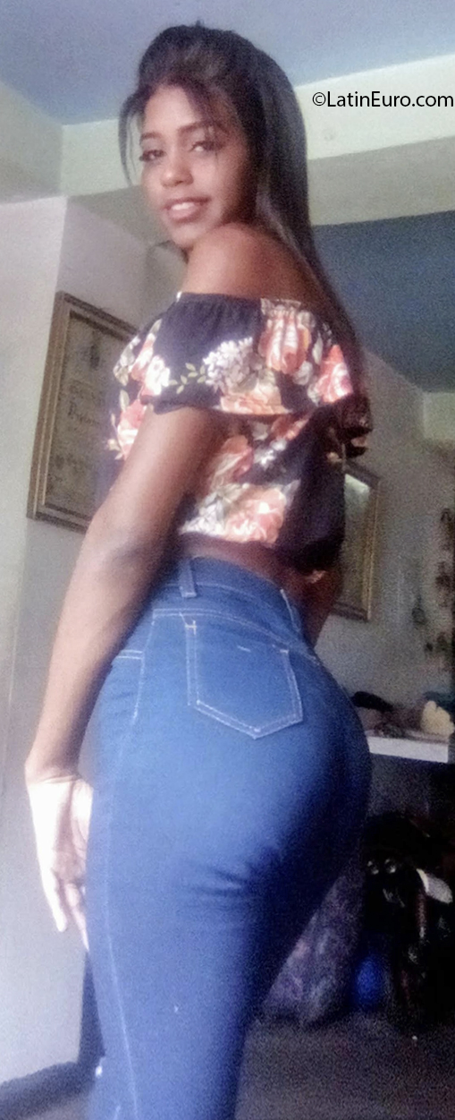 Date this pretty Venezuela girl Andrea from Caracas VE3921