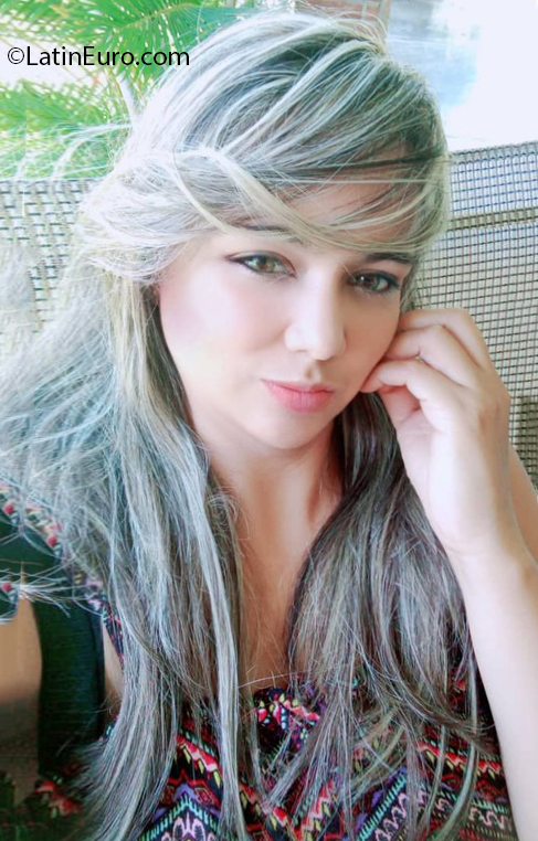 Date this voluptuous Venezuela girl Johana from Valencia VE3978