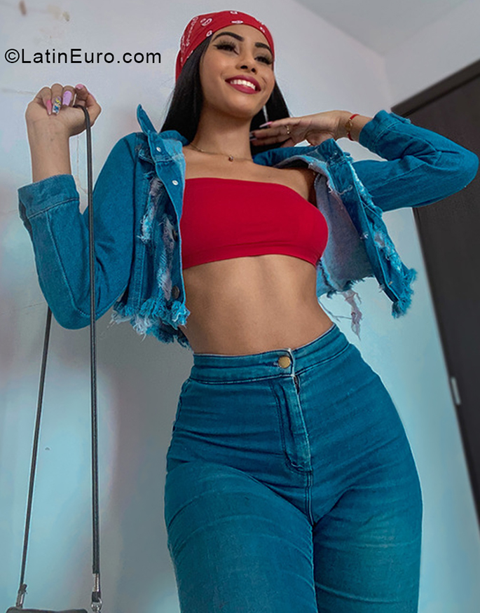 Date this good-looking Colombia girl Shirly from Bogota CO30137