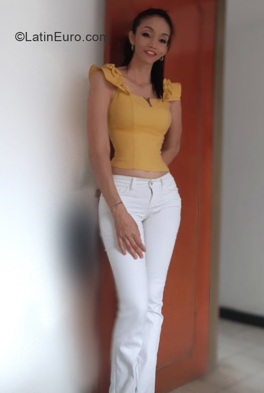 Date this foxy Colombia girl Yamile from Cali CO30474
