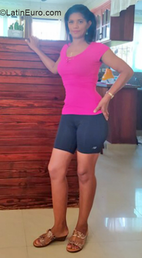 Date this stunning Dominican Republic girl Gladys from Santiago De Los Caballeros DO39971
