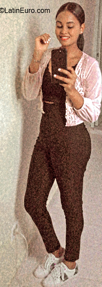 Date this gorgeous Dominican Republic girl Loren from Santo Domingo DO39993