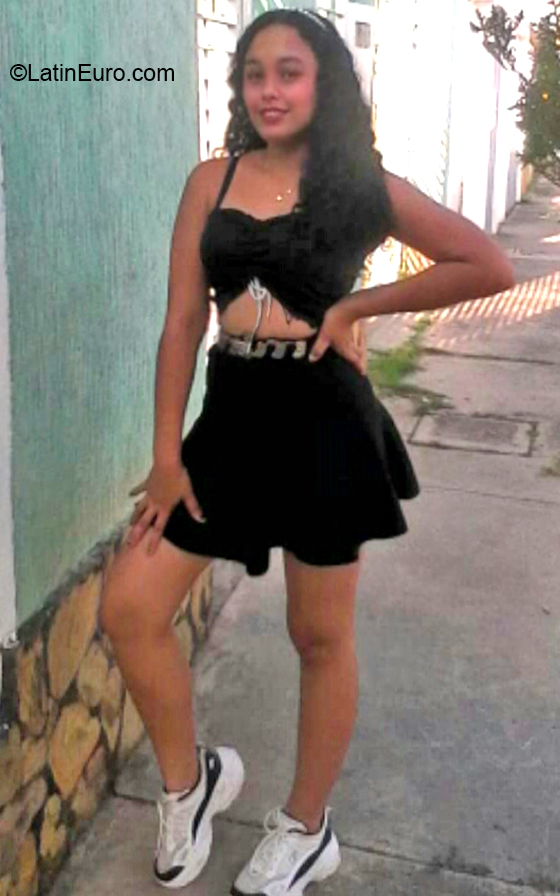 Date this georgeous Venezuela girl Neyli from Maracay VE4022