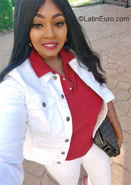 Date this voluptuous Spain girl Lucia from Barcelona ES649