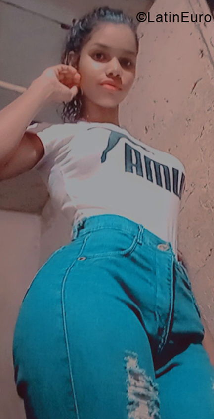 Date this happy Venezuela girl Isaha from Ojeda VE4269