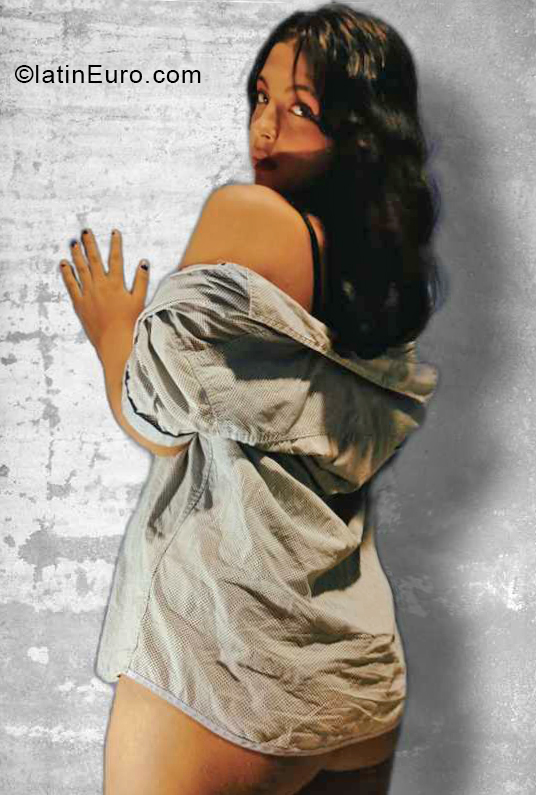 Date this attractive Colombia girl Valentina from Bucaramanga CO30767