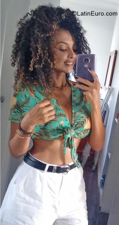 Date this nice looking Brazil girl Maria from Brasilia BR11442