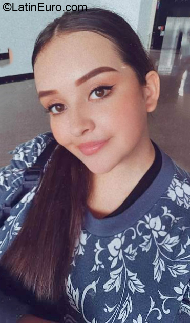 Date this nice looking Colombia girl Valentina from Bucaramanga CO31521