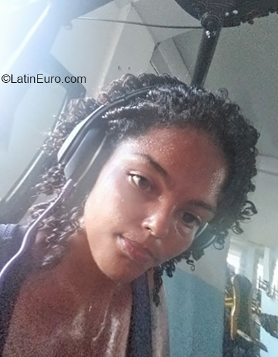 Date this charming Brazil girl Amanda from Salvador BR11454