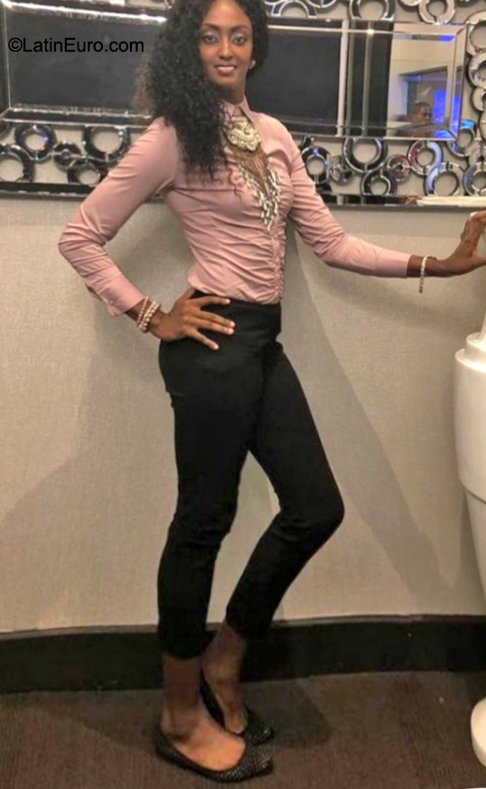 Date this happy Dominican Republic girl Elizabeth from Santo Domingo DO40305