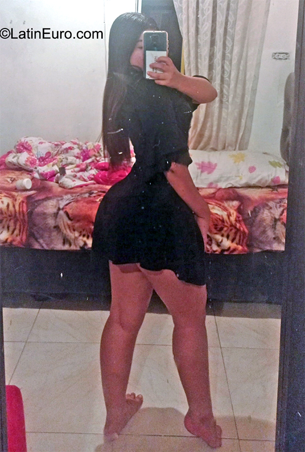 Date this attractive Colombia girl Yarelis from Barranquilla CO31406