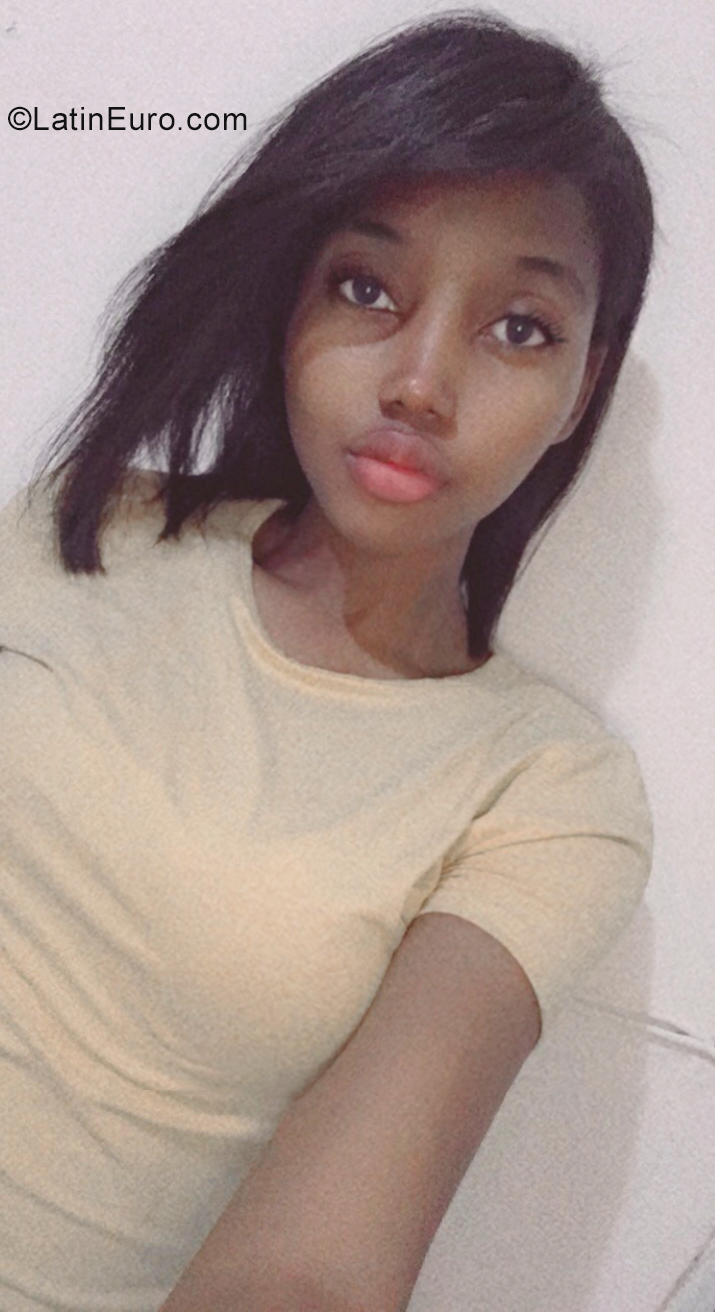 Date this beautiful Dominican Republic girl Debora from Santo Domingo DO40356