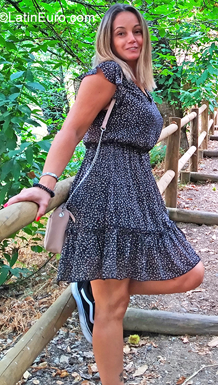 Date this happy Portugal girl Cristiane from Lisbon PT98