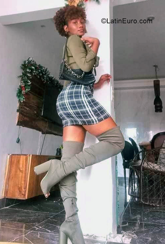 Date this hard body Dominican Republic girl Hillary from Santo Domingo DO40385