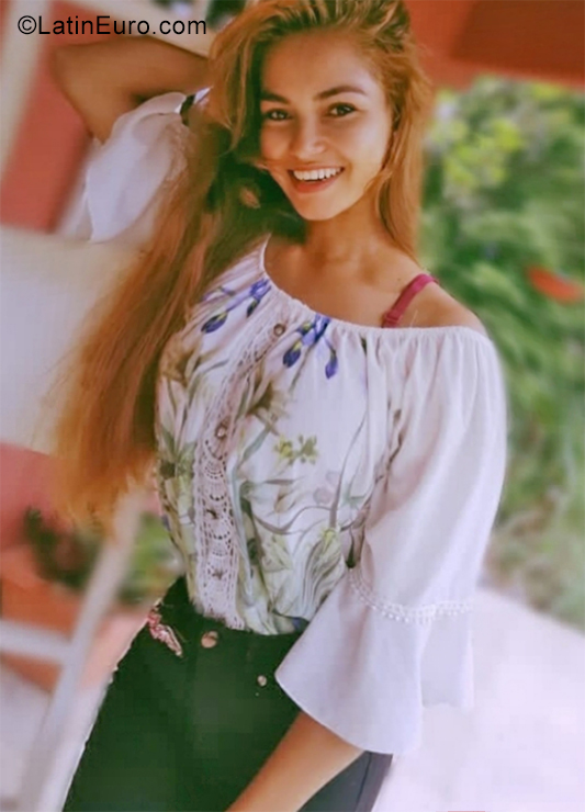 Date this happy Panama girl Dorkilis from Panama PA1321