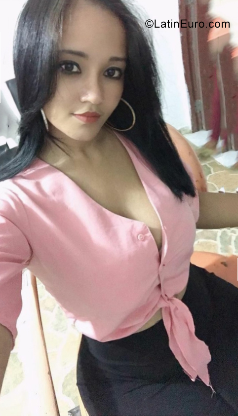 Date this voluptuous Dominican Republic girl Fina from Santiago De Lo Caballero DO40444