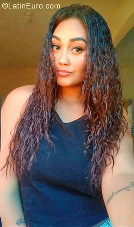 Date this charming Brazil girl Rayane from Rio De Janeiro BR11595