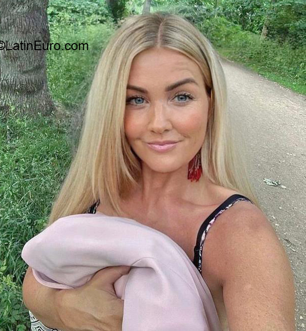 Date this delightful United States girl Sandra from Boston US21591